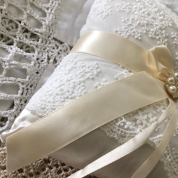 NWOT- Pretty ring pillow - Picture 4 of 7